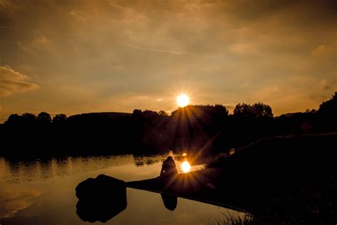 「秋夕の夢」：静寂に満ちた夜空と、淡く浮かび上がる月明かり！